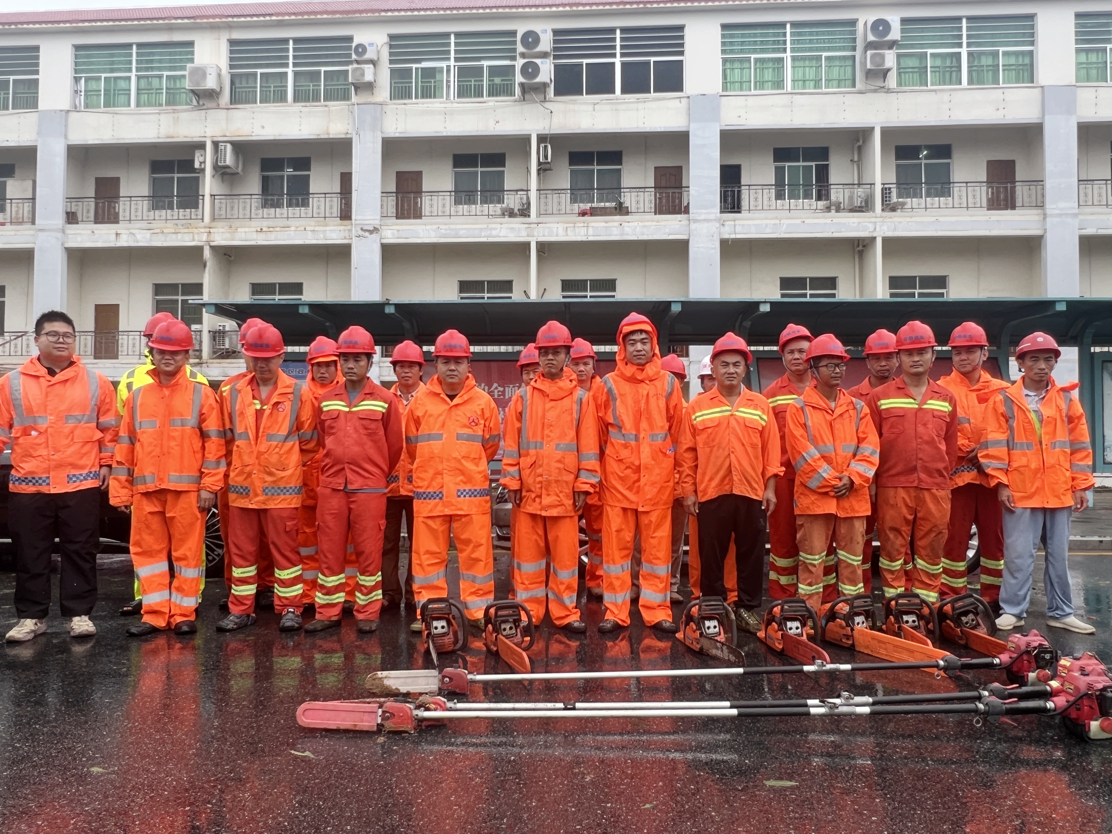 “路”力同心共克时艰 迅速驰援抢通保畅——yl23455永利养护集结力量全力以赴支援三亚抢险救灾
